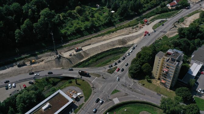 Das Luftbild zeigt die Hochhauskreuzung, wo gerade eine Bohrpfahlwand entsteht, um die neue Straße zu halten.