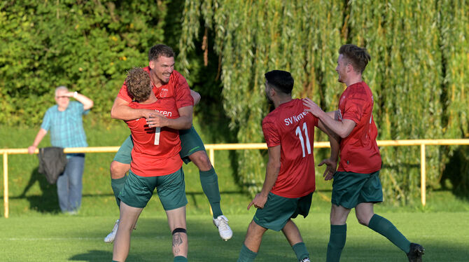 Marvin Hamm vom SV Nehren bejubelt sein Tor zum 1:0-Endstand mit seinen Teamkollegen (von links) Marco Binder (Nummer 7), Burak Marvin Hamm vom SV Nehren bejubelt sein Tor zum 1:0-Endstand mit seinen Teamkollegen (von links) Marco Binder (Nummer 7), Burak