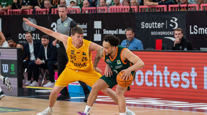 2. Basketball Bundesliga, Ballsport, Barmer 2. Basketball Bundesliga, Maenner, PlayOffs Viertelfinale 4. Spieltag, Tigers Tuebin Die Mannschaft um Routinier Till Jönke (links) wird alles daran setzen, in den nächsten beiden Testspielen nach bislang fünf Nie