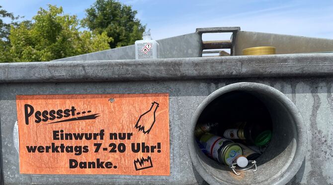 Glas Altglas Altglascontainer Altglasbehälter Metzingen Dieser Altglasbehälter in Metzingen ist zwar voll, es stehen aber keine leere Flaschen darauf. In Pliezhausen und Glems sieht da
