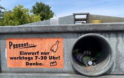Dieser Altglasbehälter in Metzingen ist zwar voll, es stehen aber keine leere Flaschen darauf. In Pliezhausen und Glems sieht da