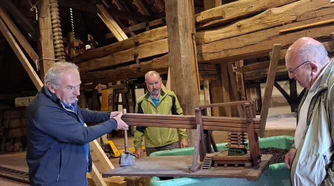Fritz Weiblen Hau Kelternbaum Modell Bottich Traubentrester Original trifft Modell: Wolfgang Fritz, Vorsitzender des Neuhäuser Kelternvereins, demonstriert in der Mittleren Neuhäuser Kelte