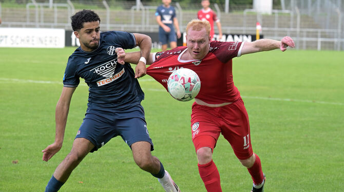 Leander Vochatzer (rechts, hier im Zweikampf mit dem Pforzheimer Yasin Raouafi) steht dem SSV Reutlingen wieder zur Verfügung.