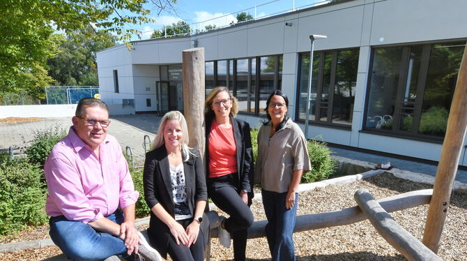 Sie sind stolz auf »ihre« Grundschule: Bezirksbürgermeister Klaus Nagel, Bianca Sonntag und Cathrin Klingeberg vom Förderverein