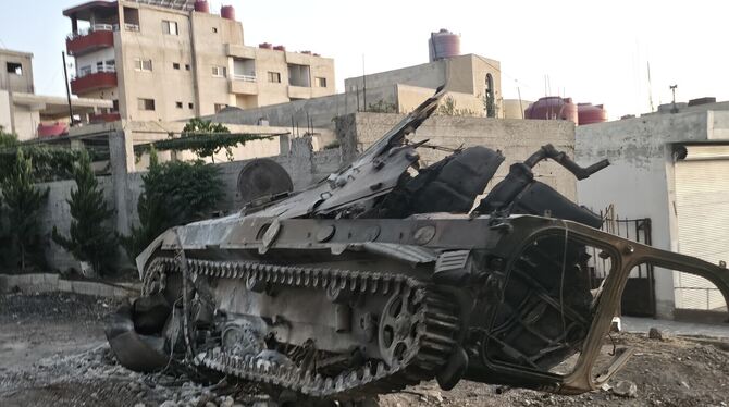 Syrien Nach heftigen Gefechten bleibt zerstörte Militärtechnik in der südsyrischen Stadt zurück.