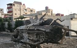 Nach heftigen Gefechten bleibt zerstörte Militärtechnik in der südsyrischen Stadt zurück.