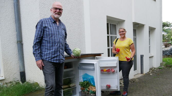 Sylvia van Buijtenen hat die Idee des Foodsharing nach Wannweil gebracht. Hier ist sie zusammen mit Pfarrer Bernd Rexer hinter d