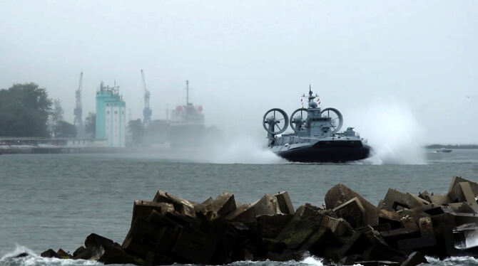 Russland, Balarus, Manöver, Übung, Militär, Waffen, Konflikte, Krieg Ein Luftkissenboot der russischen Marine nimmt an gemeinsamen Militärübungen von Russland und Weißrussland teil. Das Foto stammt