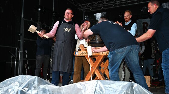 Die Pose sagt alles: Zwei Schläge von Bürgermeister Stefan Wörner und das Freibier fließt. FOTO: SAUTTER Die Pose sagt alles: Zwei Schläge von Bürgermeister Stefan Wörner und das Freibier fließt. FOTO: SAUTTER