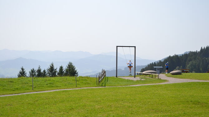 Aussichtsreiches Scheidegg: Himmelhoch schaukeln mit Blick nach Damüls und auf die Nagelfluhkette kann man auf dem Kreuzberg.  F