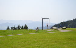 Aussichtsreiches Scheidegg: Himmelhoch schaukeln mit Blick nach Damüls und auf die Nagelfluhkette kann man auf dem Kreuzberg.  F