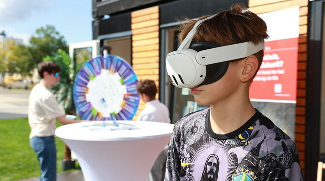 Bürgerpark, IHK, Berufswelt, Ausbildung Mit Virtual-Reality-Brillen können die Besucher in verschiedene Welten eintauchen und sich Informationen über Berufsbilder geben