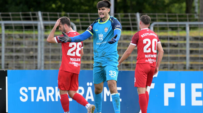 Baden-Wuerttemberg, Fussball, Maenner, OL, Oberliga, Saison 2025/26, wfv Enttäuschung beim SSV Reutlingen nach der ersten Heimniederlage in dieser Saison: (von links) Jonas Vogler, Torhüter Dominik Hoz