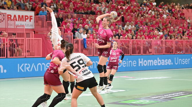 Metzingens Rückraumspielerin Naina Klein (beim Wurf) macht ein starkes Spiel und trägt sich gegen Zwickau neun Mal in die Torsch