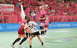 Metzingens Rückraumspielerin Naina Klein (beim Wurf) macht ein starkes Spiel und trägt sich gegen Zwickau neun Mal in die Torsch