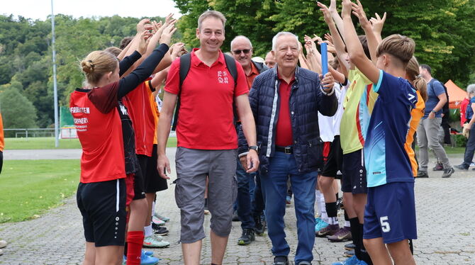 Sonnenbühl läuft Toller Auftakt von den Jugendlichen des Jugend-Fussballcamps: Sie stehen Spalier für die Starter der Aktion »Sonnenbühl läuft« m