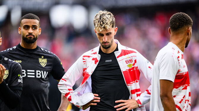 Enttäuscht und niedergeschlagen: VfB-Kapitän Atkan Karazor (Mitte) und  Josha Vagnoman (links) nach der Niederlage in Freiburg.