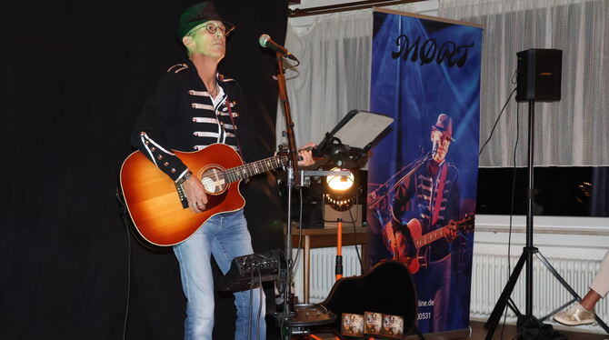 Martin »Mørt« Baur versteht es, mit Gitarre und Gesang sein Publikum mitzureißen.