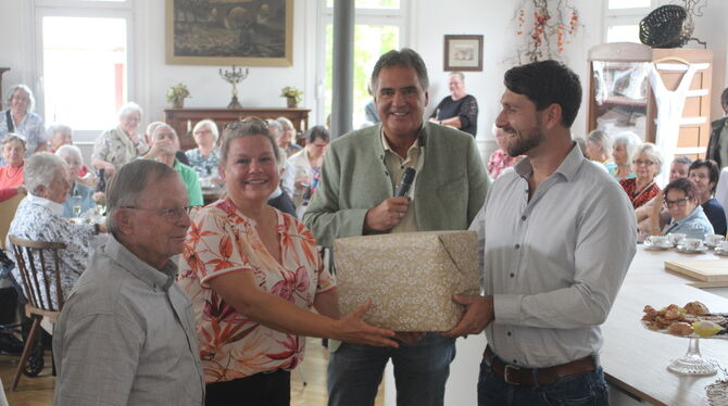Café Altes Rathaus Dußlingen Das Café im Alten Rathaus Dußlingen ist eröffnet. Thomas Landwehr, Vertreter des beauftragten Architektenbüros (rechts), übergib