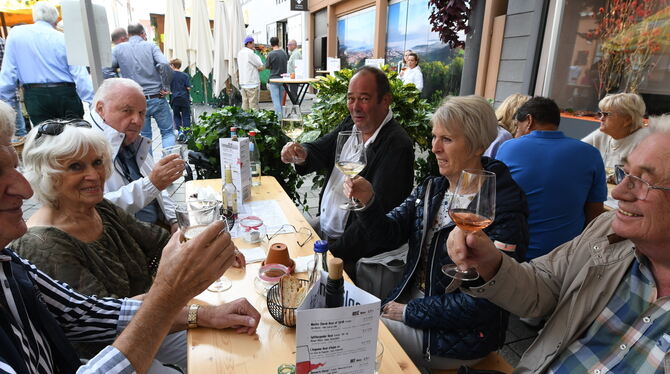 Nochmal ein Prosit auf das zu Ende gehende Weindorf.