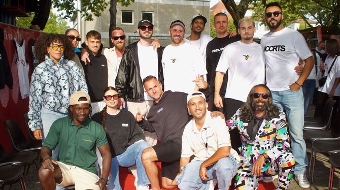 Beats & Love Veranstalter Soufiane Behar (untere Reihe, Zweiter von rechts), Moderator Dave (untere Reihe, rechts) und Models der Modenschau.