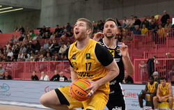 Tübingens Center Lukas Milner (links, gegen Arvydas Gydra)  beweist gegen den österreichischen Erstligisten Gmunden Allrounder-Q