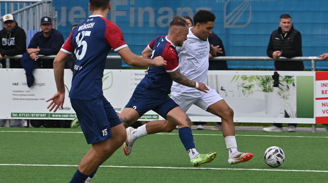 Erzielt ein Traumtor: Reutlingens Thomas Diescher (rechts).
