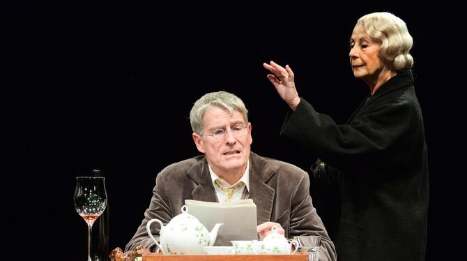 Thomas Bockelmann, Sigrun Schneider-Kaethner, George Tabori, Mutters Courage, Zimmertheater Tübingen Thomas Bockelmann als Sohn und Sigrun Schneider-Kaethner als Mutter in George Taboris Stück »Mutters Courage«.