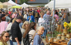 Durch die Melchinger Gassen strömten am Wochenende wieder die Besucher des Kunsthandwerker- und Töpfermarkts, der eine Fülle von