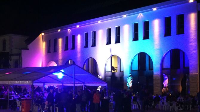 Der Gammertinger Schlossplatz war beim »Weinfest« mit Livemusik am Freitag und Samstag abends stimmungsvoll beleuchtet.  FOTO: B