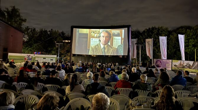 Der Film »Der Pinguin meines Lebens« schloss das Open-Air-Programm auf dem Motorworld-Gelände ab. FOTO: RUOF Der Film »Der Pinguin meines Lebens« schloss das Open-Air-Programm auf dem Motorworld-Gelände ab. FOTO: RUOF