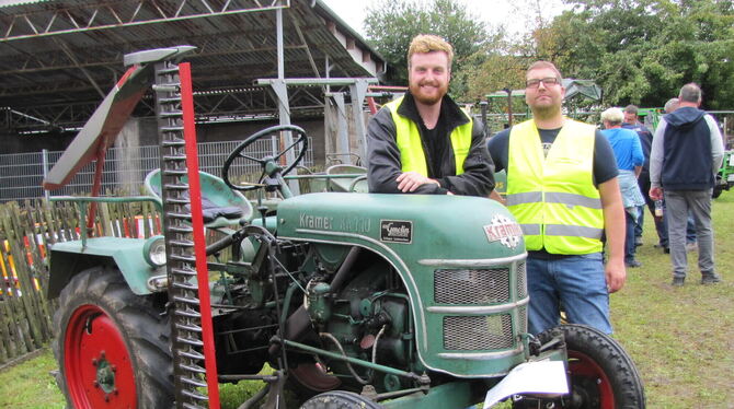 Steffen Szenger (links) und Uli Schweizer von den Walddorfhäslacher Schlepperfreunden mit ihrem Fundstück, einem alten Kramer-Tr