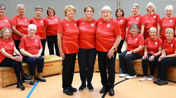 Eine fröhliche Truppe: Die Frauengymnastikgruppe der TuS Honau besteht seit 50 Jahren.  Gerda Bussmann (links stehend in der Mit