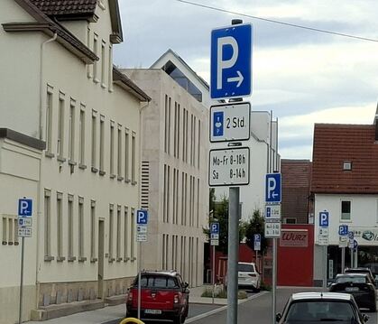 Noch sind keine Bäume gepflanzt, die die Sicht auf den Schilderwald versperren könnten.