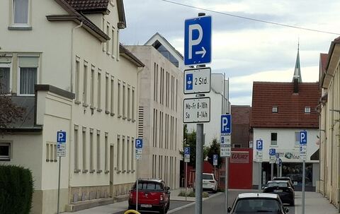 Noch sind keine Bäume gepflanzt, die die Sicht auf den Schilderwald versperren könnten.