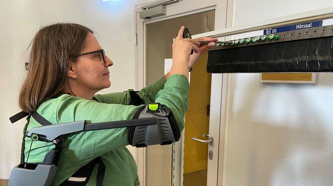 Exoskelett Gisela Zunker-Rapp spürt, wie ihr das Gerät bei der Arbeit über dem Kopf fast schon Flügel verleiht.
