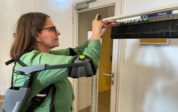 Gisela Zunker-Rapp spürt, wie ihr das Gerät bei der Arbeit über dem Kopf fast schon Flügel verleiht.