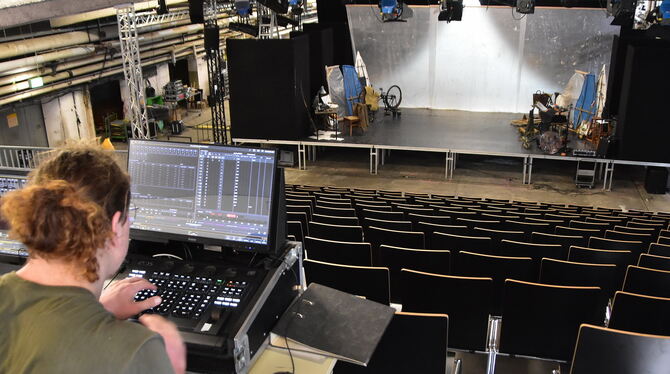 Bogenhalle Theater Lindenhof Letzter Check an der Hauptbühne in der Pausa-Bogenhalle für den Theaterstart am Freitag