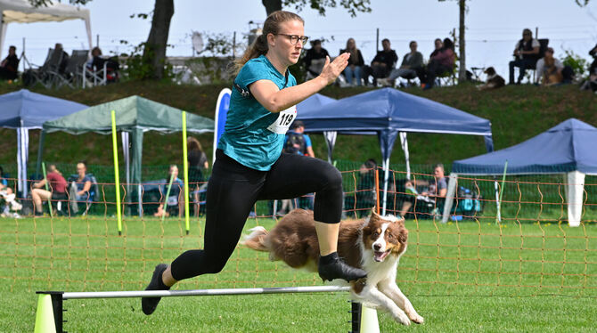 Bianca Glatz, Turnierhundesport Parallel müssen Hund und Mensch über die Hürden springen. Bianca Glatz sprintet bei den deutschen Meisterschaften mit ihrem Hund