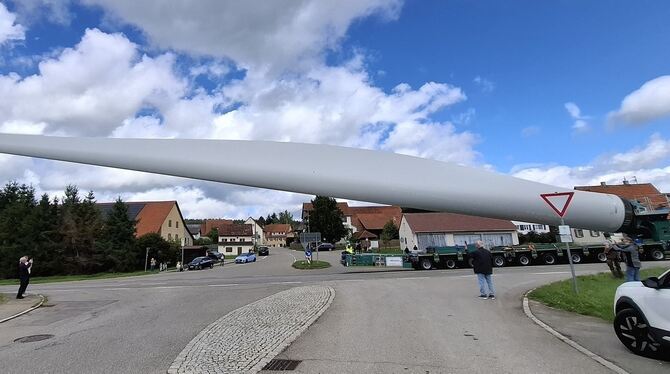 Langsam fährt der Schwertransport durch Steingebronn. In ein paar Metern wird's knifflig: Dann muss das Rotorblatt unter einer B