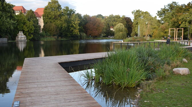 Anlagenpark Der Park am Tübinger Anlagensee wurde neu gestaltet. Ein Steg führt übers Wasser. Im Hintergrund sind zwei große Schaukeln zu se