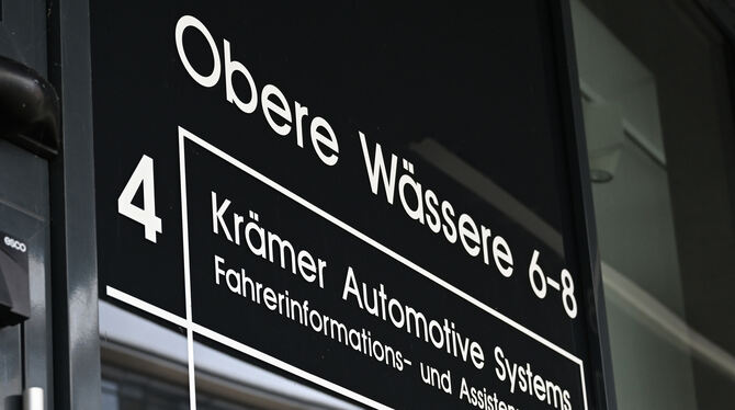 Autozulieferer Hinweis auf das Unternehmen Krämer Automotive Systems an einem Gewerbegebäude in Reutlingen.