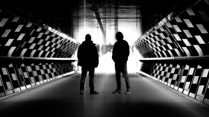 Schatten im Dunkeln: Das Duo Klangstabil ist Headliner beim Takt Bizarre Festival 2025.