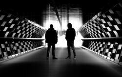 Schatten im Dunkeln: Das Duo Klangstabil ist Headliner beim Takt Bizarre Festival 2025.