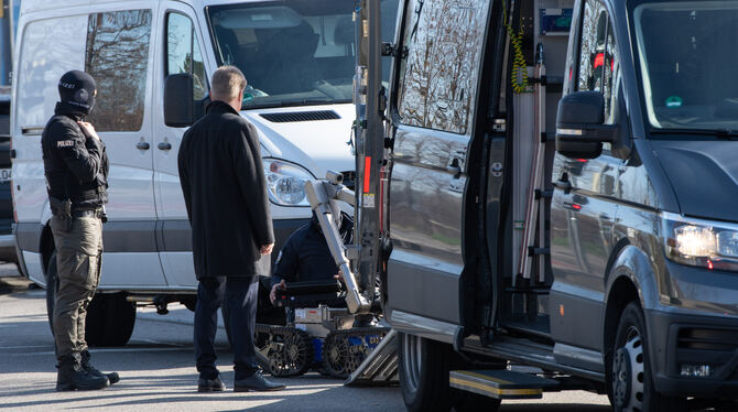 Einsatz eines Roboters, während der Reutlinger Reichsbürger-Razzia. FOTO: SCHANZ Einsatz eines Roboters, während der Reutlinger Reichsbürger-Razzia. FOTO: SCHANZ