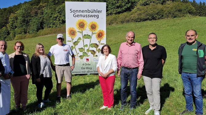 Genussweg Sonnenbühl Erpfingen Wanderweg GEnuss Gerd Windhösel Tourismusverein Der Genussweg 2025 ist eröffnet. Das Hinweisschild in Erpfingen macht unter dem Motto »Vier Orte - ein Weg« darauf aufmerksam, d