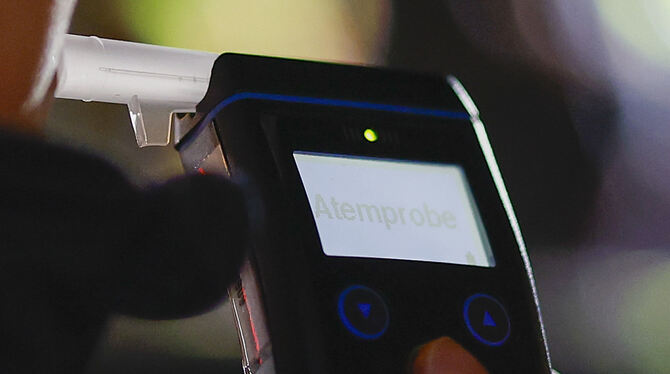 lby, bay, Updateme, Alkohol, Drogen, Unfälle, Verkehr, Kriminalität Mit einem Gerät wird der Atemalkoholgehalt eines Autofahrers gemessen.