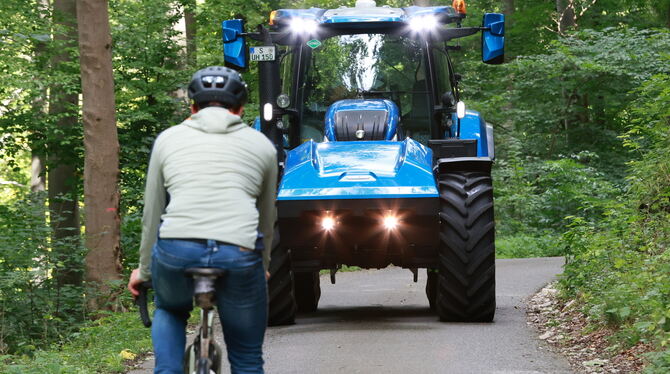 2025-09-16 Rad,gefährliche Steige,Lindenhofsteige,Eningen. Unfallgefahr,Schlepper Kleines Fahrrad versus großer Schlepper: an vielen Stellen gibt es in der Lindenhofsteige kaum Platz zum Ausweichen und das bei