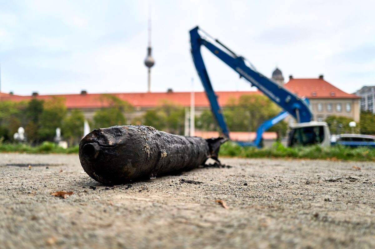Weltkriegsbombe in der Spree in Berlin-Mitte gefunden
