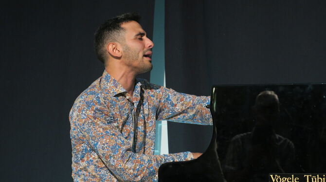 aeham ahmad klavier konzert interkulturelle wochen auftakt vhs foyer foto akr Klänge von Trauer und Hoffnung: Aeham Ahmad spielt und singt im VHS-Foyer.